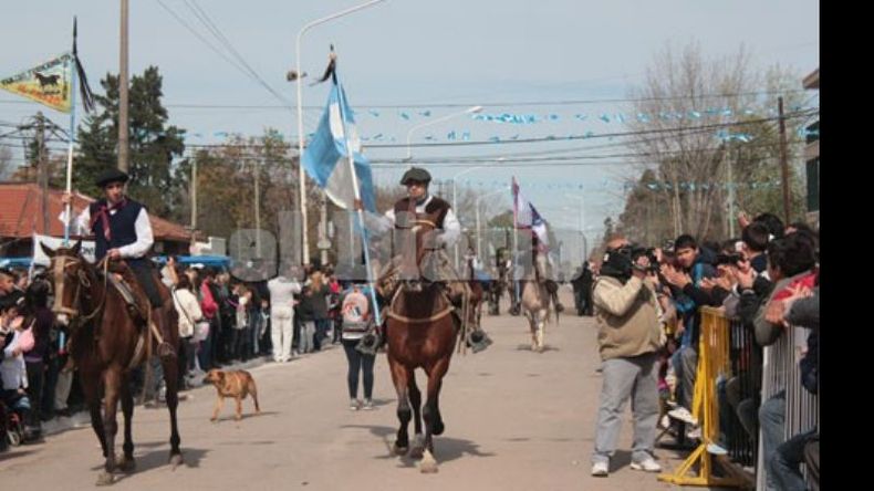 El centro tradicionalista El Picaso hace su paso sobre los caballos..