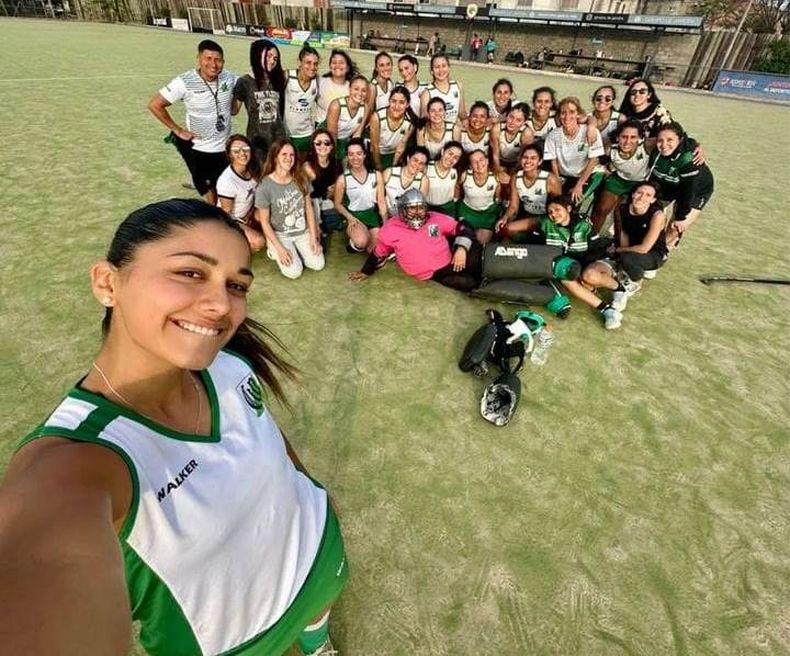 SELFIE. Las chicas de la Primera de Los Pinos festejan el triunfo de visitantes.