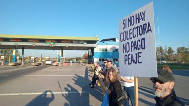 Los vecinos del peaje Larena siguen con su reclamo por las colectoras.