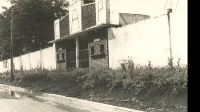 Imagen de la entrada a la vieja cancha del Club Atlético Pilar, sobre la calle Lauría. A la derecha, el cartel de venta, en la década del 80..