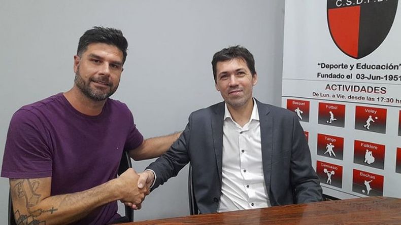 SALUDO. El presidente de Derqui, Nicolás Tabarez, junto al flamante DT, Lisandro Salles. (FOTO: CLUB DERQUI)..