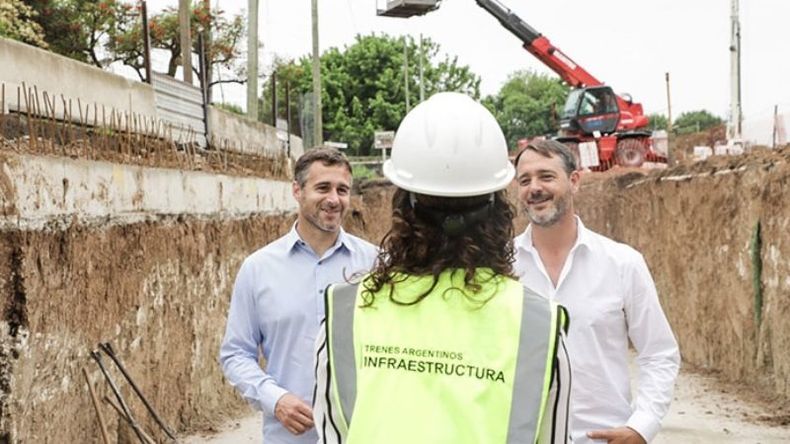 EXCAVACIÓN. Achával y Laurent charlan con uno de los obreros en medio de los trabajos..