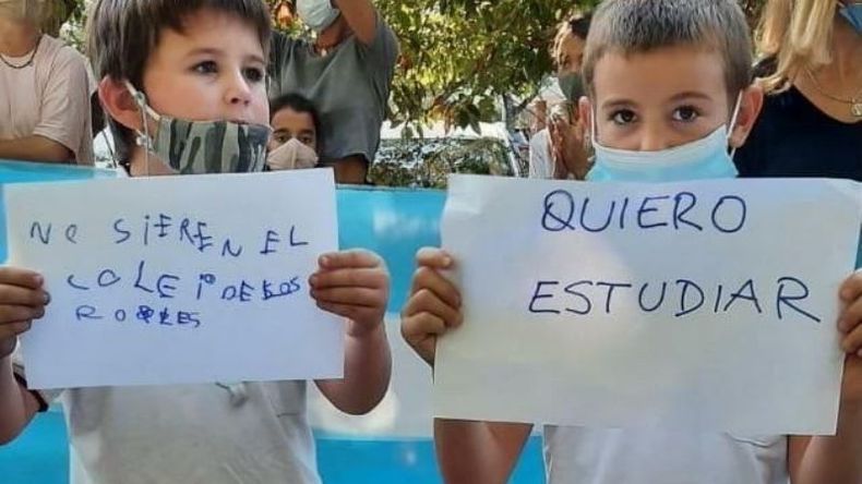 Reclamo en el Colegio Los Robles..