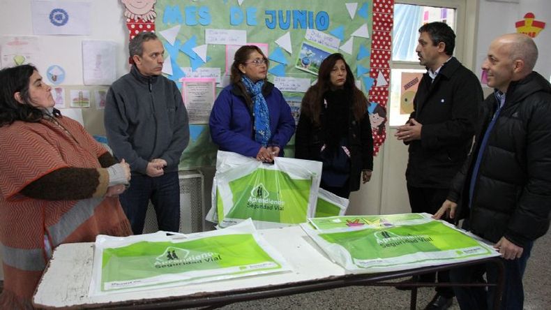 El intendente Ducoté (derecha), esta mañana en Manuel Alberti junto a funcionarios y docentes de la Escuela Nº2..