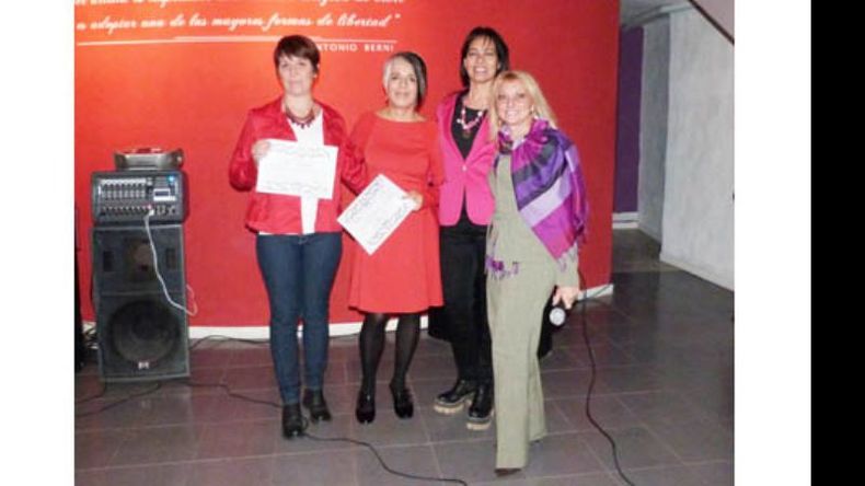 Muestra. En el Centro Cultural Federal se inauguró la muestra “Elogios del Alma”, de Susana Cabrera y Adriana Mildenberger. En la velada participó el conjunto de jazz Proyecto Urbano..