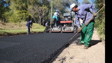 TRABAJO. Los asfaltos incluyen una rotonda y el asseso a barrios de la localidad..