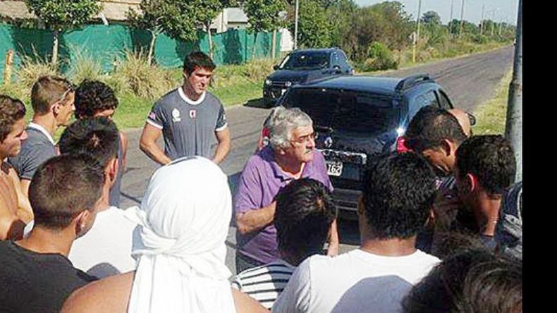Abbeduto dando explicaciones a los jugadores, sin lugar para entrenar..