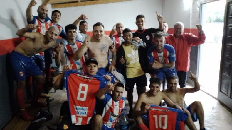 FESTEJO. Los jugadores de Toro celebran en el vestuario la gran victoria..