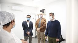 El ministro de Salud Daniel Gollán en Pilar se mostró muy optimista en torno a la llegada de la vacuna contra el Covid. En la foto, junto al intendente Federico Achával y al ministro de Infraestructura bonaerense Agustín Simone. .