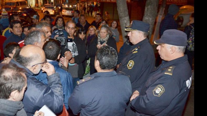 RECLAMO. Los jefes policiales escucharon los pedidos de patrullaje..