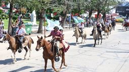 GAUCHOS. Paso de los centros tradicionalistas. Hubo poco público..