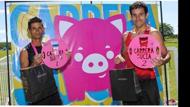 ELITE. Aquino, ganador de la carrera, junto a su escolta, Martín Beretta..