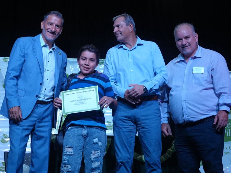 La Fundación Creciendo en Pilar realizó su 12° evento de entrega de becas.
