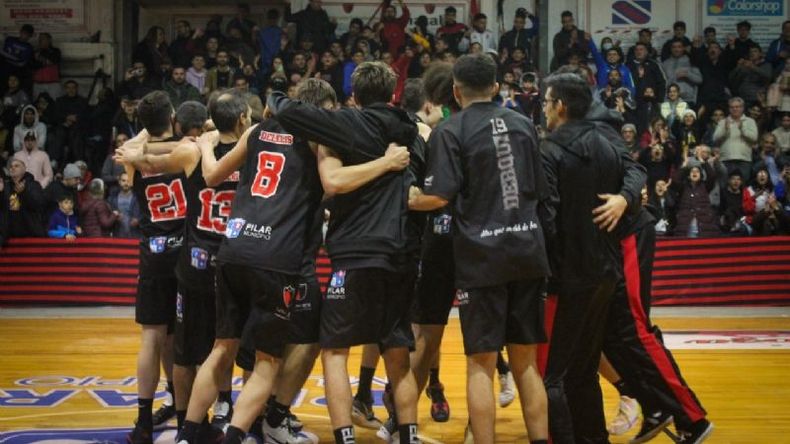 Final feliz. Derqui celebró con su público que colmó el gimnasio tras el 1-0 (foto prensa Club Derqui)..