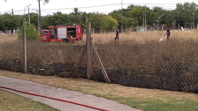 FUEGO. Los bomberos combatieron las llamas en pleno centro de la ciudad..