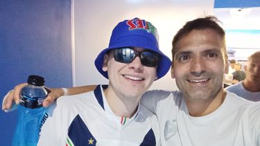 Bizarrap junto a Pepe Vázquez en el vestuario de Vélez.&nbsp;