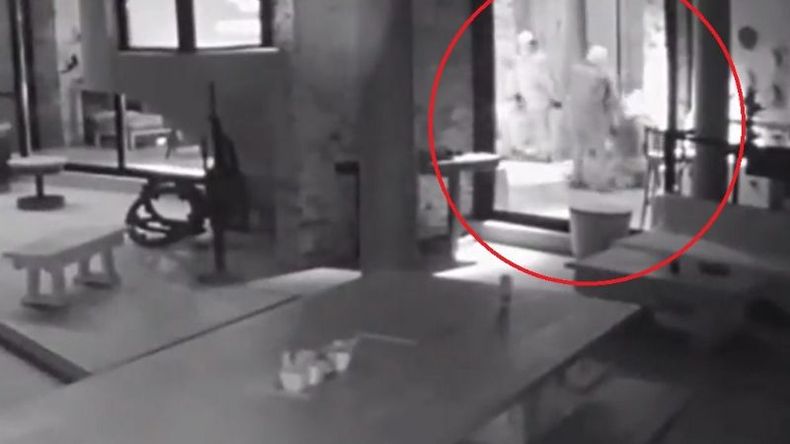 Los ladrones reducen al dueño de casa..