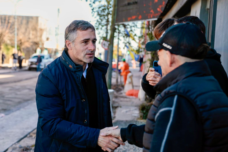 Federico Ach&aacute;val dialog&oacute; con los&nbsp; vecinos durante la recorrida.&nbsp;