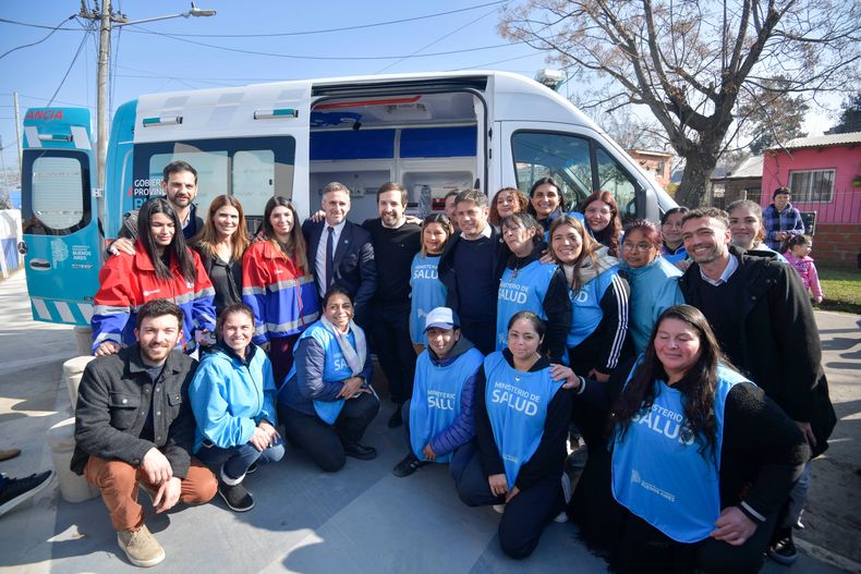 NUEVA AMBULANCIA. Achával conKicillof y Kreplak, junto al personal de salud de La Pilarica.