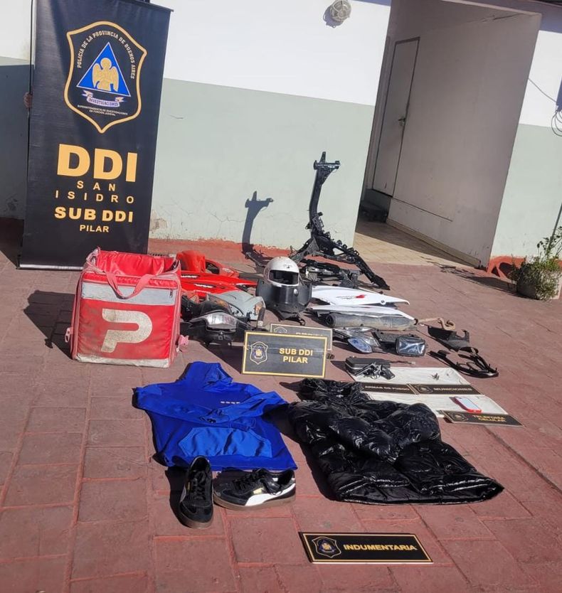 Algunos de los elementos secuestrados al detenido por la polic&iacute;a en Jos&eacute; C. Paz.