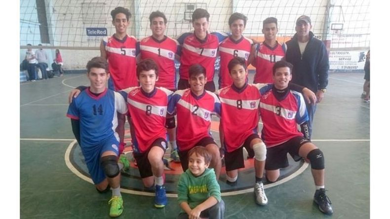 CAMPEONES. Los chicos de la Sub 18 de Muni Pilar, que vencieron 2-1 a Derqui. .