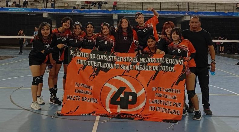 CAMPEONAS. La Sub 15 de 4 Pilares de Derqui se coronó en la Liga Municipal.