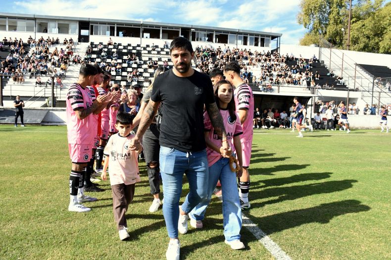 RETIRO. Gastón Díaz entra al campo de juego con sus hijos tras cruzar el pasillo que le hicieron sus compañeros de Real Pilar.