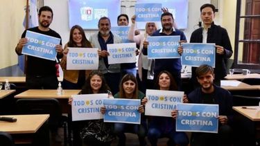 AFICHE. El bloque de concejales exhibió su apoyo a Cristina en la sesión de este jueves..