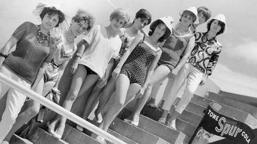 Estalló el verano. Las mujeres posan en las escaleras que daban a la terraza del Club Sportivo Pilar, en una típica jornada de pileta, correspondiente al año 1961. Abajo a la derecha, la publicidad de Spur Cola..
