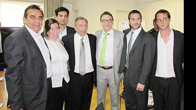 TODOS UNIDOS. Molina, Portos, Roldán, Zúccaro, Achával y Laurent, antes de la firma..