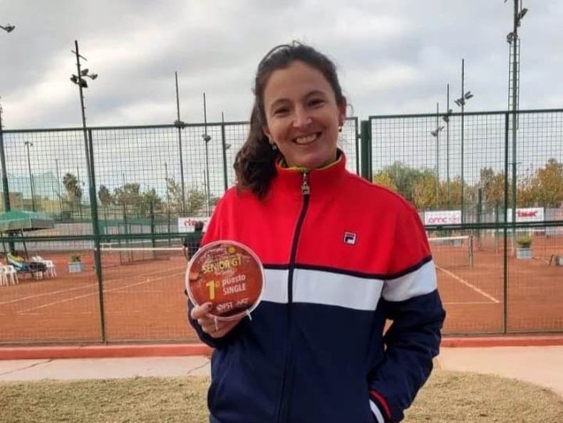 Carla Martínez con el trofeo de primer puesto en San Juan.