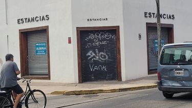 CORTINAS BAJAS. Local cerrado a una cuadra de la plaza de Pilar.