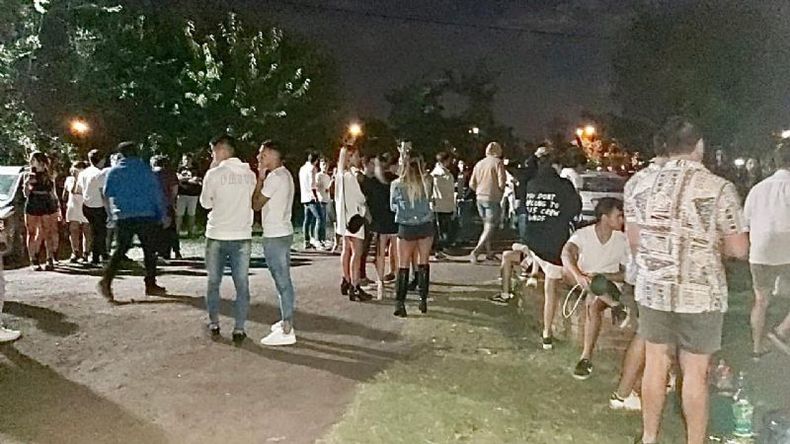 El Municipio clausuró cuando habían llegado 700 personas. Se esperaba el doble..