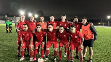 FELICIDAD. Los pibes de Atlético festejan su primer triunfo en el 2024.