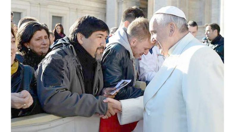 PRIVILEGIO. En 2014, Claudio Sosa cantó la Misa Criolla para el Papa Francisco..
