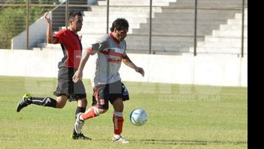 (FREDY CABALLERO). ANTICIPO. Ibáñez se acomoda para sacar el remate; sería el 1-1 parcial..