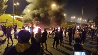 Fuego. La protesta, ahora, en Ruta 25 y Panamericana..