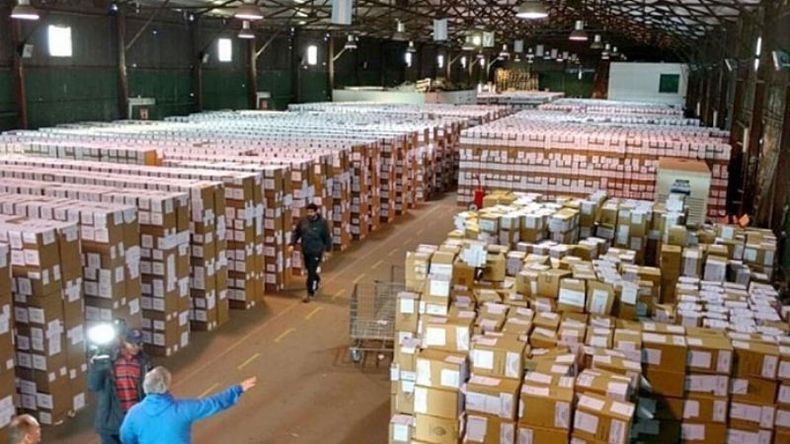 ESPERA. Las urnas ya están listas para que comience el recuento final de los votos..