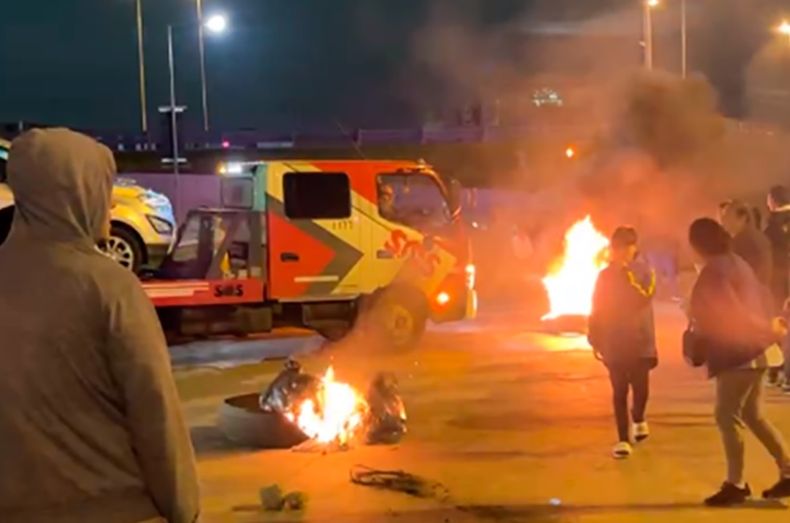 Por la noche, vecinos de Garín protestaron en la colectora de Panamericana.