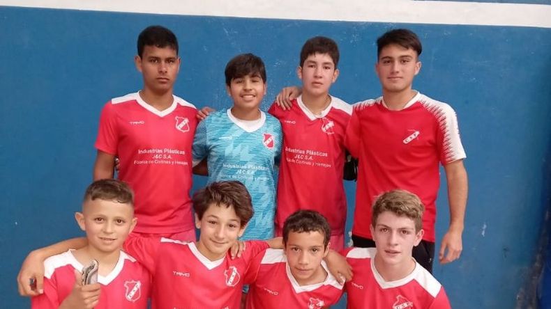 Los chicos de la 2008 de Sportivo, que protagonizó el partido más emocionante de la tira..