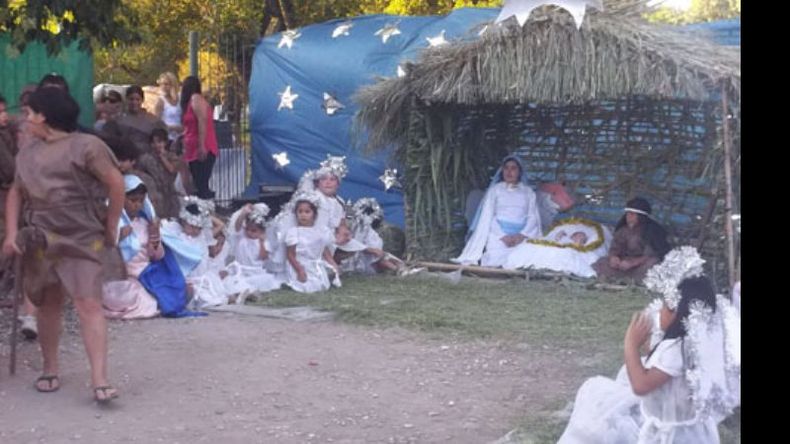 En El Panchito, los chicos del barrio representaron el tradicional pesebre viviente..