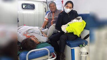 FELICIDAD. La oficial Johana López sostiene al recién nacido..