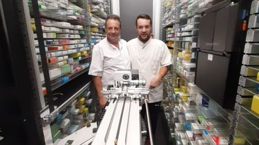 La farmacia Gutkind es la primera de la Provincia de Buenos Aires en incorporar este robot. Foto: Periódico El Apogeo. .