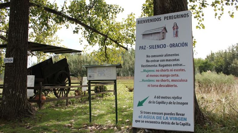 Ingreso al Lugar del Milagro, un sitio de paz junto al Río Luján..
