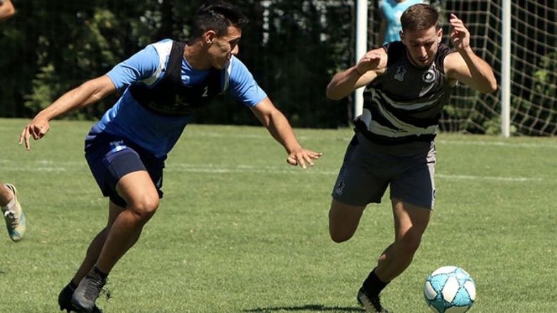 QUIERE UN LUGAR. Crego luchando por el balón en el amistoso con Tigre..