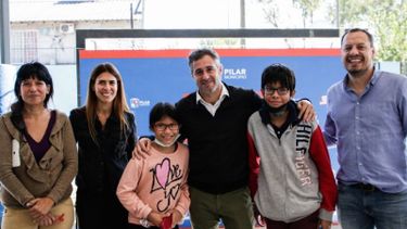ANTEOJOS. Achával, con los chicos que acaban de recibir sus lentes en Peruzzotti..