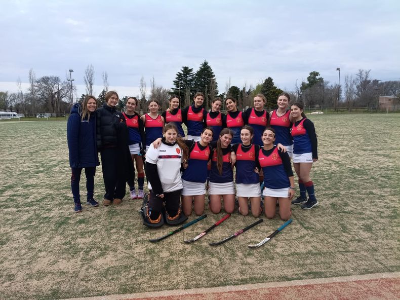A SAN PEDRO. La formación de la categoría Sub 16 de Deportiva Francesa de hockey.