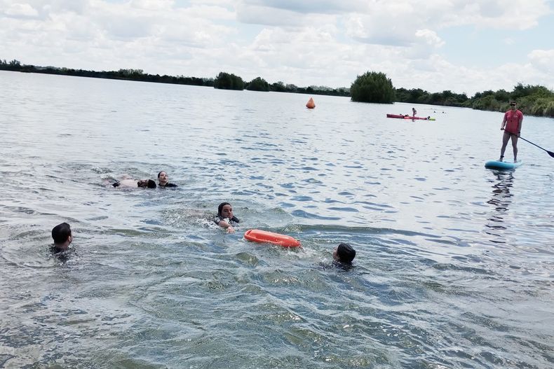 Los futuros guardavidas pusieron en práctica los ejercicios en el agua.