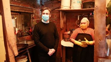 SOLIDARIDAD. Achával visitó hoy a vecinas que ayudan en sus barrios..