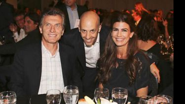 Ducoté, entre Macri y su esposa Juliana Awada..